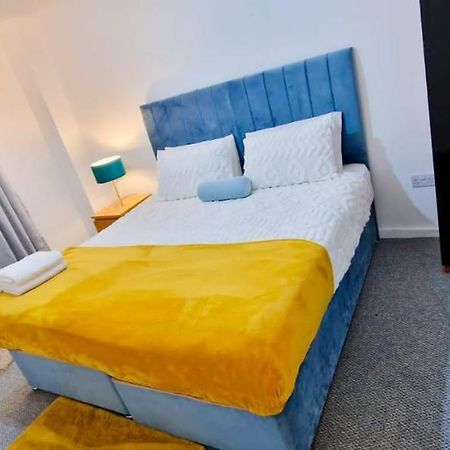 Lovely 2-Bedroom Apartment, Free Parking Manchester Bagian luar foto