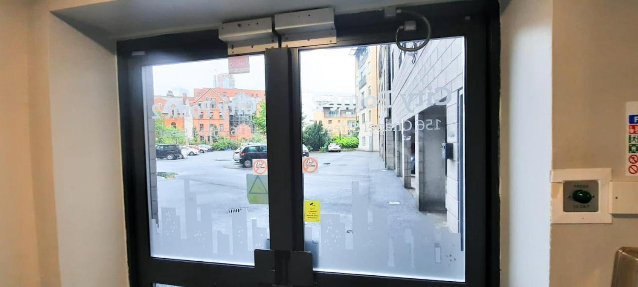 Lovely 2-Bedroom Apartment, Free Parking Manchester Bagian luar foto