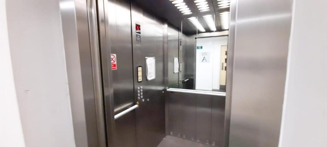 Lovely 2-Bedroom Apartment, Free Parking Manchester Bagian luar foto