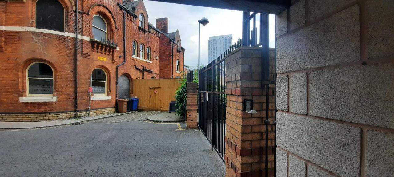 Lovely 2-Bedroom Apartment, Free Parking Manchester Bagian luar foto