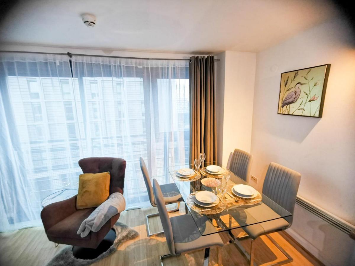 Lovely 2-Bedroom Apartment, Free Parking Manchester Bagian luar foto