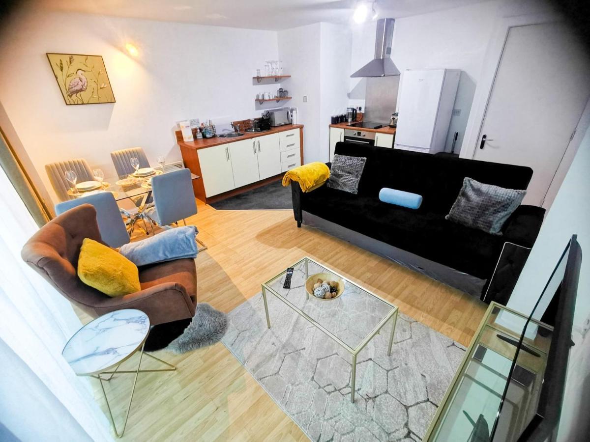 Lovely 2-Bedroom Apartment, Free Parking Manchester Bagian luar foto