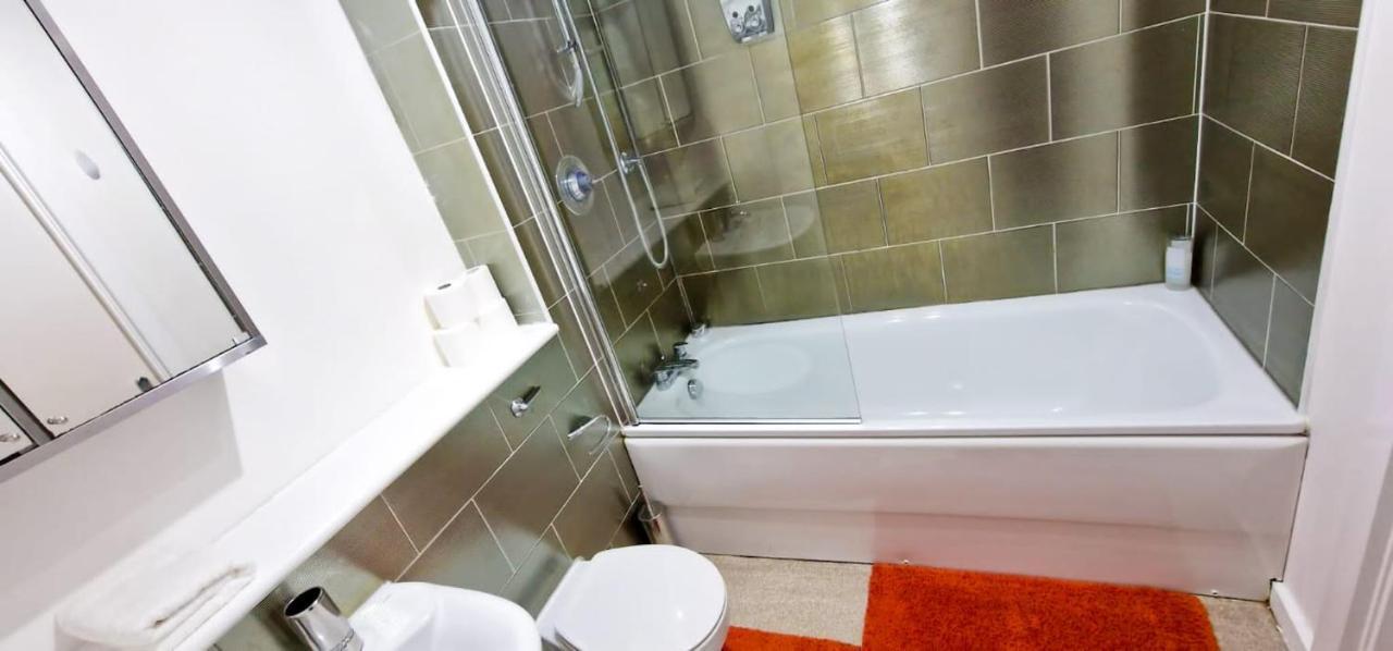 Lovely 2-Bedroom Apartment, Free Parking Manchester Bagian luar foto