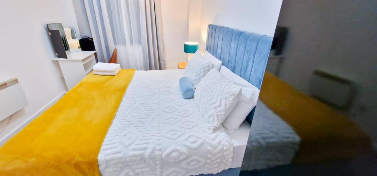 Lovely 2-Bedroom Apartment, Free Parking Manchester Bagian luar foto