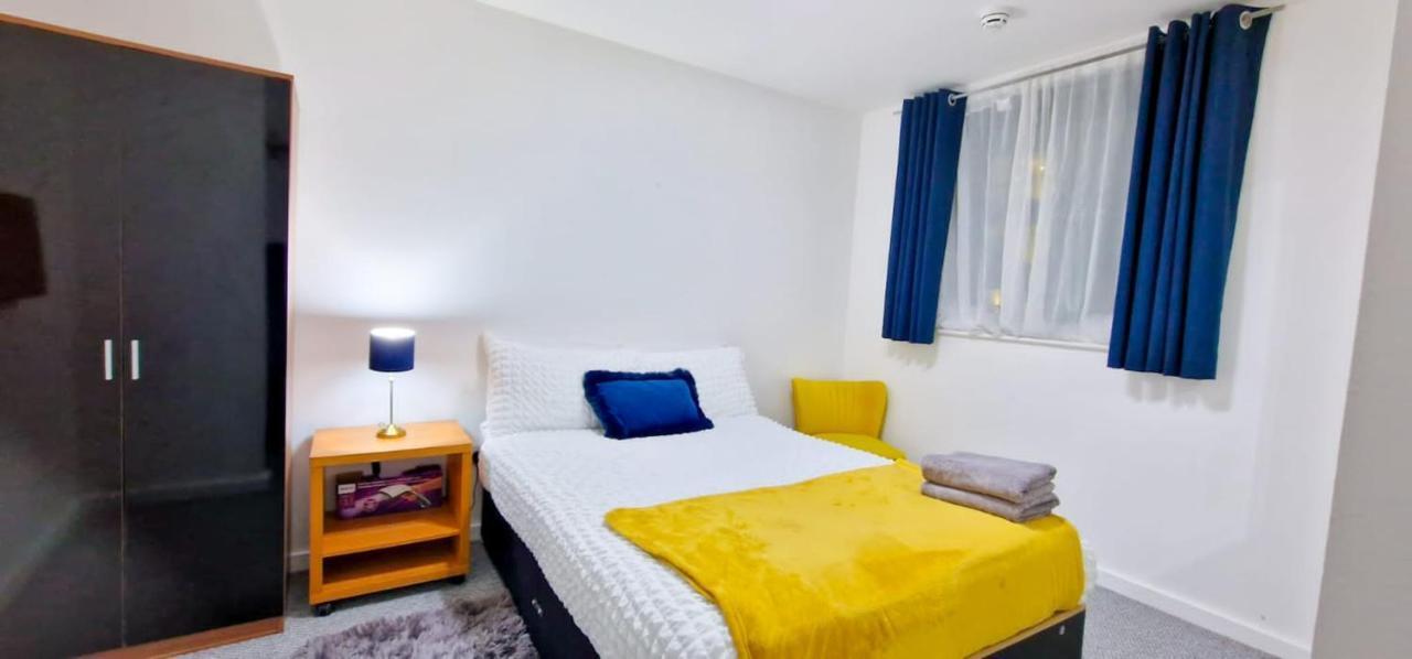 Lovely 2-Bedroom Apartment, Free Parking Manchester Bagian luar foto