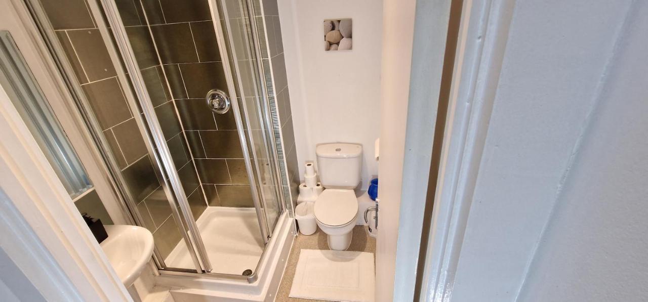 Lovely 2-Bedroom Apartment, Free Parking Manchester Bagian luar foto