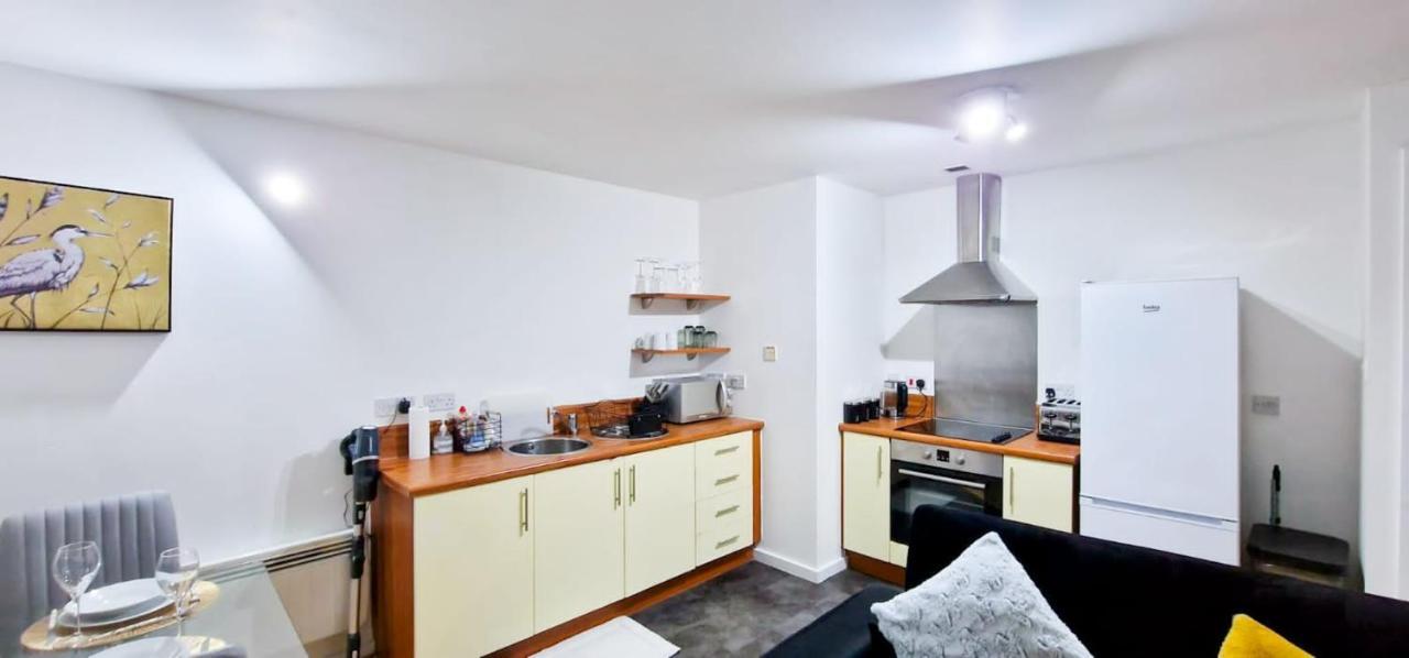 Lovely 2-Bedroom Apartment, Free Parking Manchester Bagian luar foto